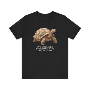 Outlived Every Last Doubter Shirt, Funny Tortoise Tee, Motivational Gift, Survivor Humor Graphic T-Shirt, Slow and Steady afbeelding 3
