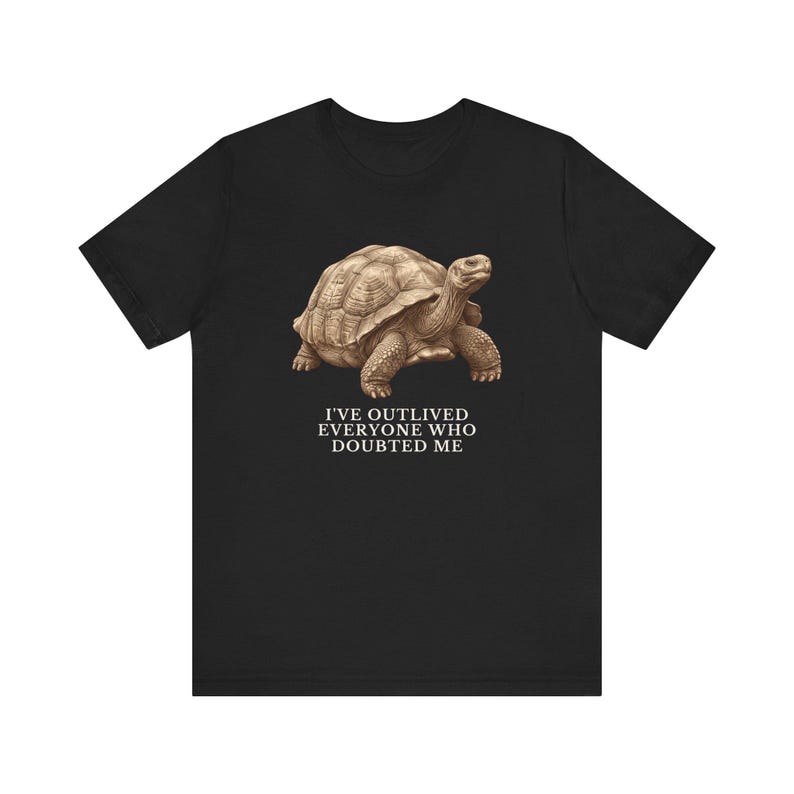 Outlived Every Last Doubter Shirt, Funny Tortoise Tee, Motivational Gift, Survivor Humor Graphic T-Shirt, Slow and Steady afbeelding 3