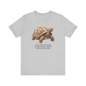 Outlived Every Last Doubter Shirt, Funny Tortoise Tee, Motivational Gift, Survivor Humor Graphic T-Shirt, Slow and Steady afbeelding 6