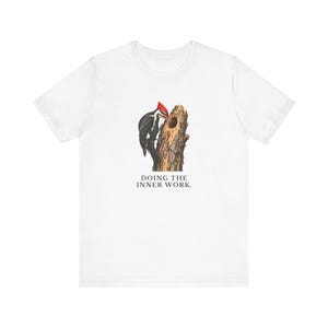 Doing The Inner Work Woodpecker T-Shirt Bild 4