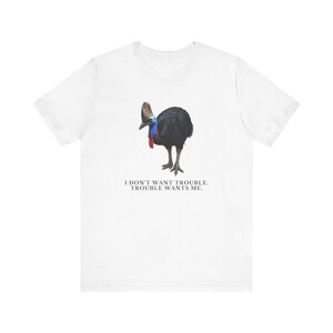 Trouble Finds Me First Shirt, Funny Cassowary Tee, Dangerous Bird Gift, Australian Wildlife Graphic T-Shirt, Bird Nerd afbeelding 5