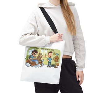 Borsa tote con citazione divertente sulla produttività: "La perfezione è nemica del bene" - Regalo immagine 15