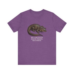 Camiseta "Los rencores tienen registros fósiles", camiseta divertida de cocodrilo, regalo de humor mezquino, camiseta gráfica de humor negro, regalo para introvertidos imagen 16