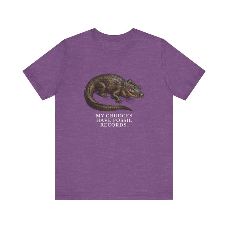 Camiseta "Los rencores tienen registros fósiles", camiseta divertida de cocodrilo, regalo de humor mezquino, camiseta gráfica de humor negro, regalo para introvertidos imagen 16