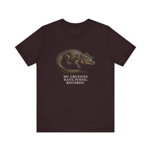 Camiseta "Los rencores tienen registros fósiles", camiseta divertida de cocodrilo, regalo de humor mezquino, camiseta gráfica de humor negro, regalo para introvertidos imagen 20