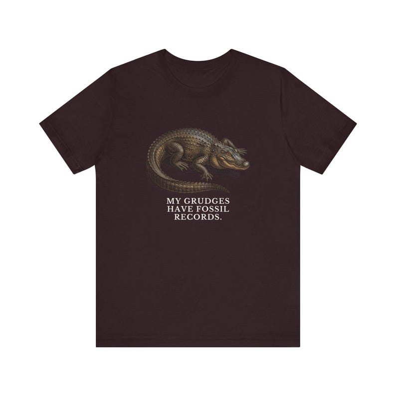 Camiseta "Los rencores tienen registros fósiles", camiseta divertida de cocodrilo, regalo de humor mezquino, camiseta gráfica de humor negro, regalo para introvertidos imagen 20