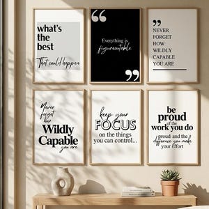 Pode incluir: Seis cartazes motivacionais emoldurados com texto a preto e branco. As citações incluem "What's the best that could happen", "Everything is figureoutable" e "Never forget how wildly capable you are". Abaixo, uma consola de madeira.