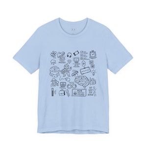 Pode incluir: Uma t-shirt de manga curta azul-clara com uma impressão gráfica preta de vários ícones e textos de testes de software, incluindo "Bug Hunter", "It worked on my machine", "404 Bug Not Found" e "Eat Sleep Test Repeat" num padrão de grelha.