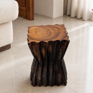 Taburete de madera maciza tallado a mano, mesa auxiliar escultural orgánica, pedestal rústico.