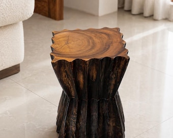 Taburete de madera maciza tallado a mano, mesa auxiliar escultural orgánica, pedestal rústico.