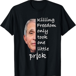 Op de afbeelding: Zwart T-shirt met een portret van een man aan de linkerkant en de tekst "Killing Freedom only took one little prick" in het wit aan de rechterkant. Een spuitgrafiek staat eronder.