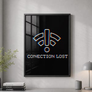 Puede incluir: Un póster negro enmarcado con un símbolo wifi y un signo de exclamación blancos, rojos y azules. El texto "CONNECTION LOST" está debajo del símbolo. El póster se muestra en un mueble gris con una lámpara y libros.