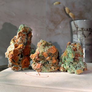 200g スミソナイト原石スパークリングクリスタルクラスター – インドネシア、ジャワ島産、茶緑色のブドウ状鉱物標本