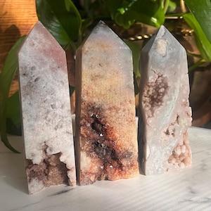 Torre de ágata con drusa de amatista rosa botrioidal - Torre de geoda brillante para el chakra del corazón