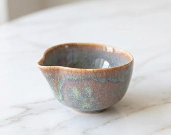 Cuenco de matcha de gres hecho a mano