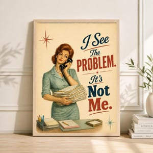 Può includere: Un poster in stile vintage raffigurante una donna con un vestito verde che tiene in mano una pila di fogli mentre parla al telefono nero. Il testo recita, I See The PROBLEM. It's Not Me. Lo sfondo è color crema con accenti rossi e blu.