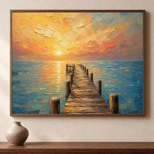 以下が含まれることがあります： 暗い木製のフレームに入った油絵で、厚みのある質感の筆致で描かれた黄色、オレンジ、ピンク、深い青の色合いの鮮やかな夕焼け空の下、穏やかな青い海に伸びる木製の桟橋が描かれています。光の反射が捉えられています。