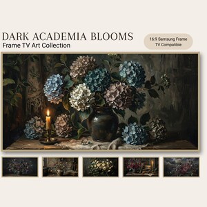 Peut inclure: Impression numérique intitulée "Dark Academia Blooms" représentant une nature morte d'hortensias dans un vase sombre, une bougie allumée et d'autres compositions florales. L'image est conçue pour un téléviseur Samsung Frame 16:9.