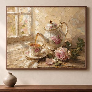 以下が含まれることがあります： 茶色の額縁に入った油絵で、白い磁器のティーポットからお揃いのティーカップとソーサーに紅茶が注がれている様子が描かれています。セットにはピンクの花柄があしらわれています。カップの横の表面にはピンクのバラが1輪置かれています。