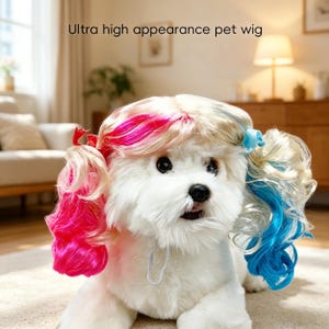 Puede incluir: Un perro blanco con una peluca colorida con rizos rosas, azules y rubios. La peluca tiene una raya en medio y está peinada con dos coletas. El texto "Ultra high appearance pet wig" está en la parte superior.