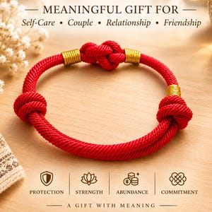 Puede incluir: Una pulsera de cordón rojo con tres nudos decorativos y tres detalles metálicos dorados. El texto dice: MEANINGFUL GIFT FOR Self-Care • Couple • Relationship • Friendship, y PROTECTION STRENGTH ABUNDANCE COMMITMENT A GIFT WITH MEANING.