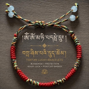 Puede incluir: Una pulsera tibetana de la suerte con un cordón tejido rojo, verde y amarillo. La pulsera tiene una sección central roja y está adornada con dos cuentas azul claro. El texto de la imagen dice "Tibetan Lucky Bracelets".