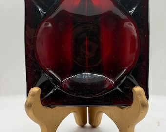 Cinzeiro de vidro Anchor Hocking vermelho rubi, estilo moderno de meados do século XX.