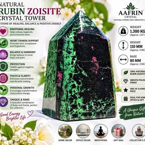 Puede incluir: Una torre de cristal de rubí zoisita natural con acabado pulido, que presenta patrones minerales verdes y negros con inclusiones rosas. La torre mide 110 mm de altura y 80 mm en la base, con un peso de 1,300 kg. El producto está etiquetado como Aafrin.