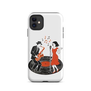 Può includere: Custodia per telefono bianca con un'illustrazione in bianco e nero di una jazz band. Un uomo in giacca e cravatta suona il sassofono e una donna con un vestito a pois rossi canta in un microfono. Note musicali fluttuano sopra.