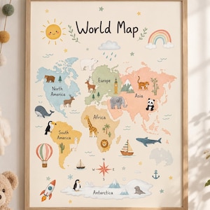 Puede incluir: Una lámina de arte mural enmarcada que muestra un mapa del mundo colorido con el texto World Map en la parte superior. El mapa muestra los continentes en tonos pastel, decorados con ilustraciones de animales, un sol, un arcoíris, un cohete y una rosa de los vientos.