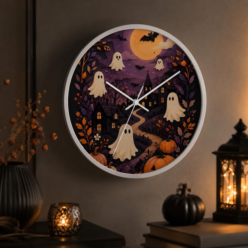 Halloween-Wanduhr: Geister, Hütten und Kürbisse
