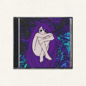 Könnte beinhalten: Eine CD-Hülle mit einer Illustration im Anime-Stil. Das Kunstwerk zeigt eine Figur mit langen lila Haaren, die sich in sitzender Position zusammenrollt. Der Hintergrund ist eine Mischung aus Lila, Blau und Weiß, was ein sternen- oder kosmisch anmutendes Thema suggeriert.