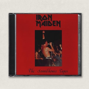 Op de afbeelding: CD-hoesje met het album "The Soundhouse Tapes" van Iron Maiden. De rode cover toont het logo van de band en een live concertfoto. De albumtitel "The Soundhouse Tapes" staat onderaan afgedrukt.