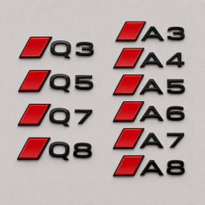 Può includere: Una collezione di emblemi per auto neri, tra cui Q3, Q5, Q7, Q8, A3, A4, A5, A6, A7 e A8. Ogni emblema presenta un accento rettangolare rosso. Gli emblemi sono visualizzati su uno sfondo grigio chiaro.