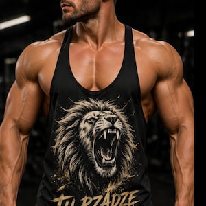 Puede incluir: Camiseta sin mangas negra con un gráfico de león rugiente en dorado y blanco. El texto "TU RZADZE RESPECT IS EARNED" está impreso debajo. La camiseta sin mangas la lleva una persona musculosa.