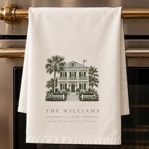 Könnte beinhalten: Ein cremefarbenes Küchentuch mit einer dunkelgrünen Tintenillustration eines zweistöckigen Hauses mit Veranda und Palmen. Der Text THE WILLIAMS, est. 2026 und CHARLESTON, SOUTH CAROLINA ist in einer klaren, zentrierten Serifenschrift aufgedruckt.