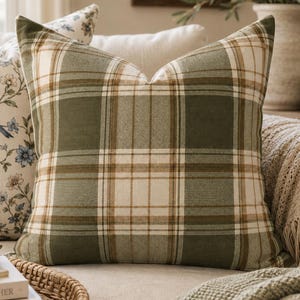 Housse de coussin à carreaux, coussin décoratif vert olive, décoration champêtre, coussin tartan neutre, décoration de maison de campagne anglaise