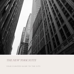Könnte beinhalten: Schwarz-Weiß-Fotografie von Wolkenkratzern in New York City, aus der Untersicht aufgenommen. Das Bild enthält den Text "THE NEW YORK SUITE" und "YOUR CURATED GUIDE TO THE CITY".