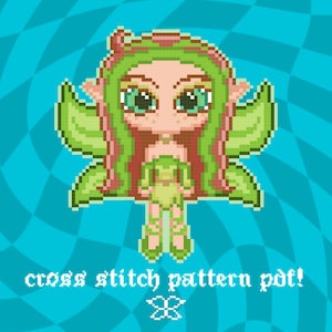 Pode incluir: Ilustração em pixel art de uma fada com cabelo, olhos e asas verdes, vestida com um vestido verde. A fada está sobre um fundo azul com um padrão ondulado. O texto na parte inferior diz "cross stitch pattern pdf!"