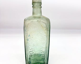 Botella antigua de ginebra Gordons Dry Gin de vidrio verde agua con relieve, fabricada en Londres, Inglaterra.