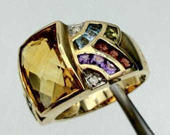 Anillo llamativo de oro amarillo de 14k con múltiples piedras preciosas: citrino, amatista, topacio, granate, peridoto y diamantes.
