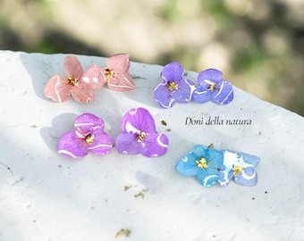 Oorbellen met echte hortensia's van hars, paarse bloemhangers met zirkonia, handgemaakte botanische sieraden, een natuurcadeau voor haar.