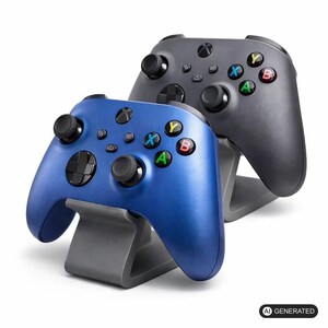 Könnte beinhalten: Zwei kabellose Gamecontroller, einer in Metallic-Blau und einer in Mattschwarz, die jeweils auf einem grauen Kunststoffständer ruhen. Beide Controller verfügen über zwei Analogsticks, ein Steuerkreuz und vier Hauptaktionstasten mit A, B, X und Y.