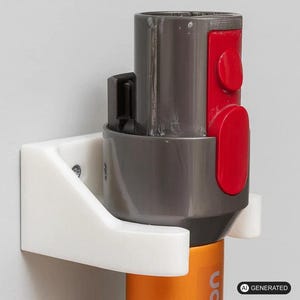 Könnte beinhalten: Eine weiße Wandhalterung aus Kunststoff, die einen grauen Staubsauger-Akkupack hält. Der Akku verfügt über einen markanten roten Entriegelungsknopf an der Seite und einen metallisch grauen zylindrischen oberen Teil, der sicher im Halter sitzt.