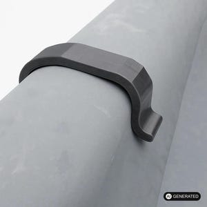 Könnte beinhalten: Ein dunkelgrauer, gebogener, C-förmiger Clip oder Haken, der an einer glatten, hellgrauen, zylindrischen Oberfläche befestigt ist. Das Objekt hat eine matte Oberfläche und eine solide, einheitliche Konstruktion mit einem Hakenende.