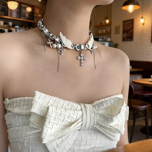 Silver gotiskt korsvingehalsband, lagerkedjad chokerhalsband, Y2K punksmycken, änglavingehänge present till kvinnor