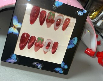 Unghie finte a forma di mandorla e ciliegia: rosso glitterato, design kawaii a tema frutta