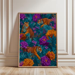 Peut inclure: Une impression d'art murale rectangulaire encadrée représentant une scène de jungle dense avec trois tigres orange et noirs entremêlés parmi de grandes fleurs violettes et orange vibrantes et un feuillage bleu sarcelle, dans un cadre en bois clair.