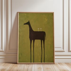 Könnte beinhalten: Ein gerahmter Kunstdruck mit der Silhouette eines dunkelbraunen, langbeinigen Tieres vor einem strukturierten olivgrünen Hintergrund. Auf dem Rücken der Tierfigur stehen zwei kleine Martinigläser.