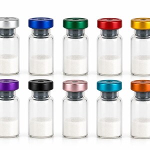 Pu&ograve; includere: Una collezione di dieci flaconi di vetro trasparente con tappi colorati. I tappi sono argento, blu, verde, rosso, giallo, viola, nero, rosa, turchese e arancione. Ogni flacone contiene una polvere bianca.